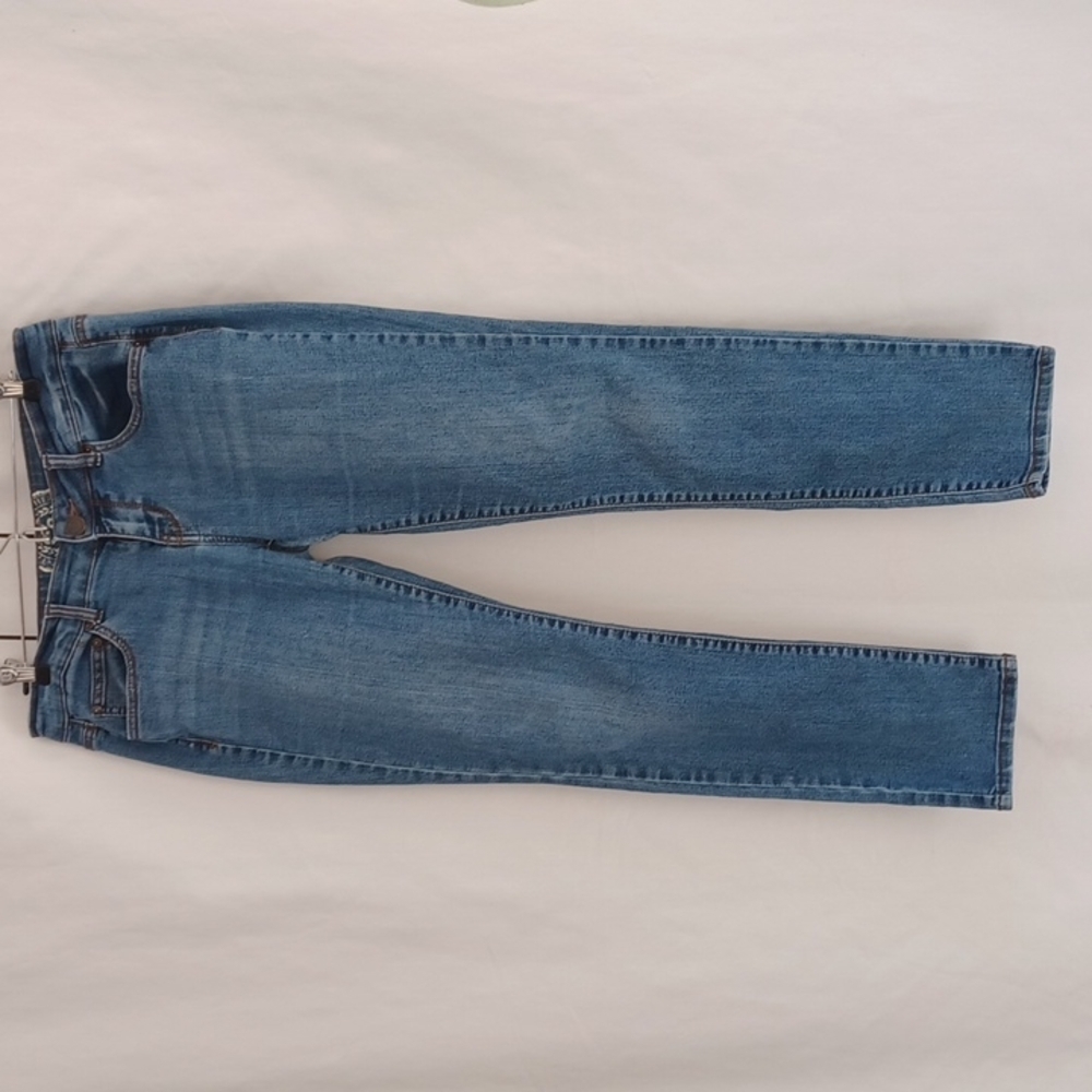 SO WOMENS JEANS SIZE 11 REG. IN A BEAUTIFUL BLUE DEMIN FADED STRESSED 💙